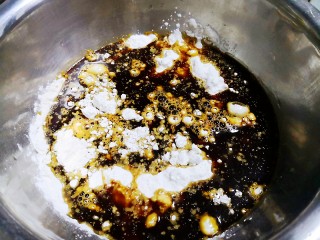 红糖红枣发糕,红糖水放入面粉中。