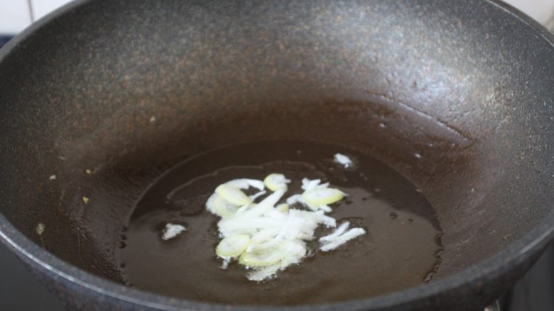 木耳菠菜炒鸡蛋,热锅凉油放入葱花，炒出香味。