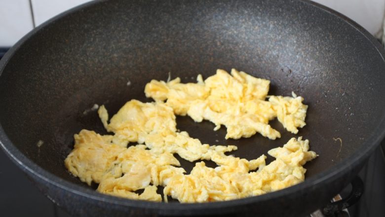 木耳菠菜炒鸡蛋,将鸡蛋炒熟盛出备用。