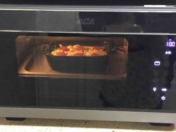 腊肠焗饭,烤箱预热好，180度只开上火，10分钟左右至芝士融化即可。