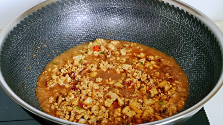 彩椒香菇辣酱,加入半小碗纯净水，大火烧开转中火翻炒1分钟。