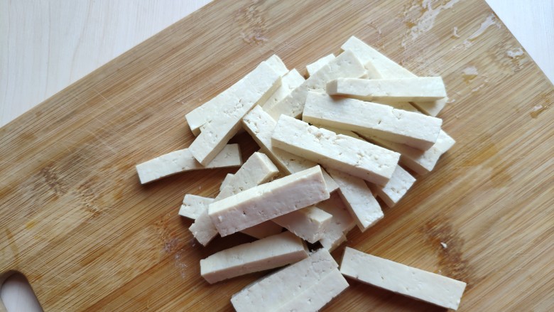 蒜薹炒豆腐,然后再切成豆腐条。豆腐条不要切的太细。切的太细，炒的时候易碎。