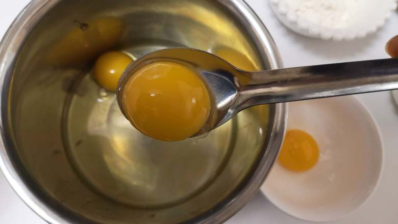 小熊熊蛋糕卷,首先蛋黄蛋白分离，装蛋清盆一定要无油无水，蛋清内一定不能掺一点点蛋黄，否则很难打发。（