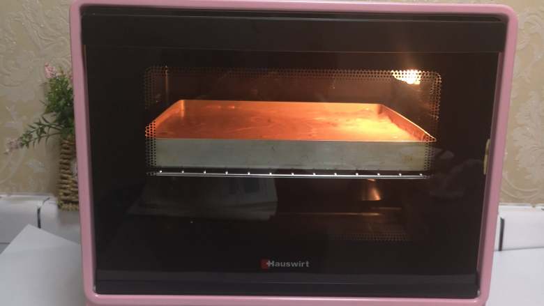 小熊熊蛋糕卷,预热烤箱170°上下火烤18-20分钟。根据自己烤箱的脾气适当调整温度，我用的是海氏B30