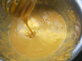 南瓜蒸蛋糕,然后筛入低筋面粉，加入牛奶，混合成可以滴落的状态。因为面粉吸水性不同，南瓜含水量不同，自己可以根据稠稀度调整一下。太稠就加点牛奶。太稀就再加点面粉。