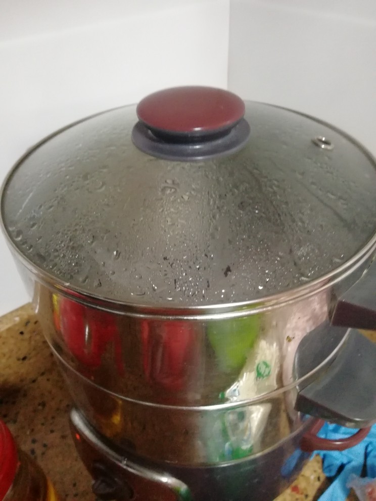 家烧虾,提前把蒸锅烧开。