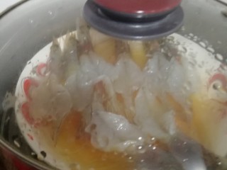 家烧虾,把虾盘放入蒸锅蒸十二几分钟。