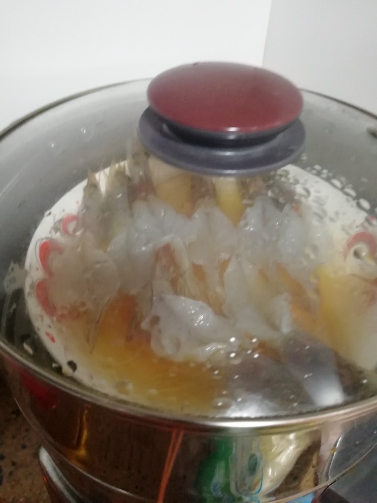家烧虾,把虾盘放入蒸锅蒸十二几分钟。