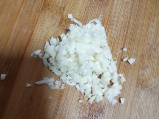 家烧虾,取出准备好的蒜蓉，其实我切的并不是特别细，只能算蒜末，但不影响口味了。