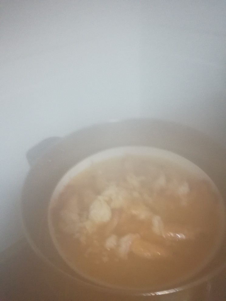 家烧虾,再盖上锅盖蒸三到五分钟。照片拍的雾蒙蒙的，因为有蒸汽啊。