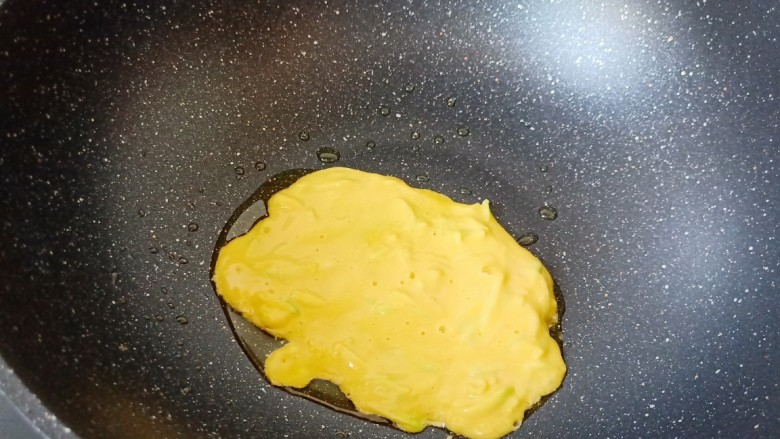 减脂营养早餐【西葫芦蛋饼】,锅中倒入少许的油，七成热放入一勺面糊。