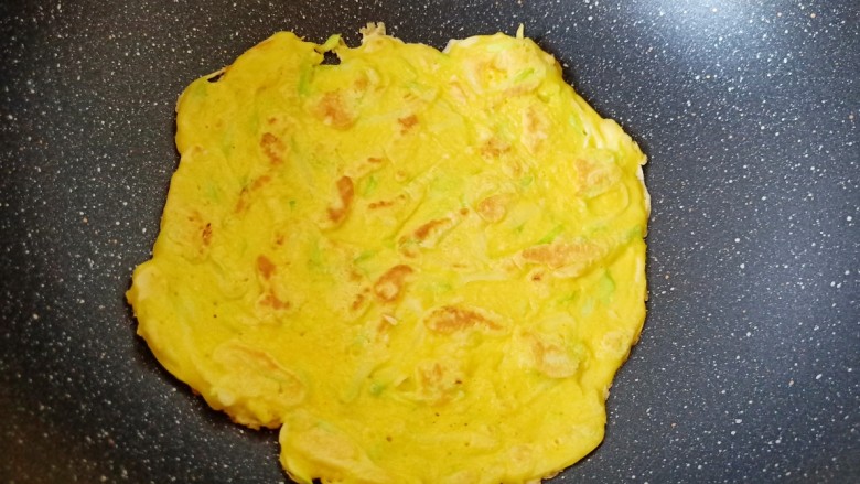减脂营养早餐【西葫芦蛋饼】,小火煎到两面呈金黄色即可。
