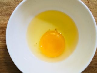 鸡蛋新吃法杂蔬蛋丝,鸡蛋打入碗中