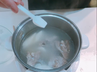 山药排骨汤,烹饪时间结束后，撒上盐，就大功告成啦~

用白胡椒粒的同学，可以在出锅前撒一些白胡椒粉。
