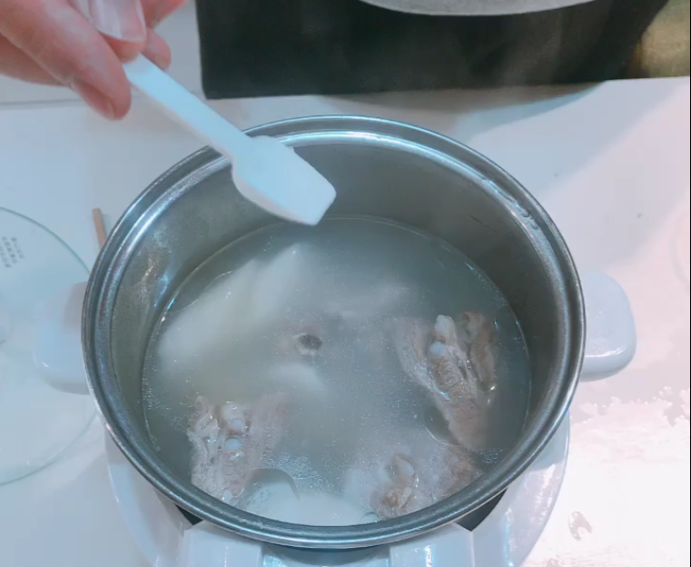 山药排骨汤,烹饪时间结束后，撒上盐，就大功告成啦~

用白胡椒粒的同学，可以在出锅前撒一些白胡椒粉。