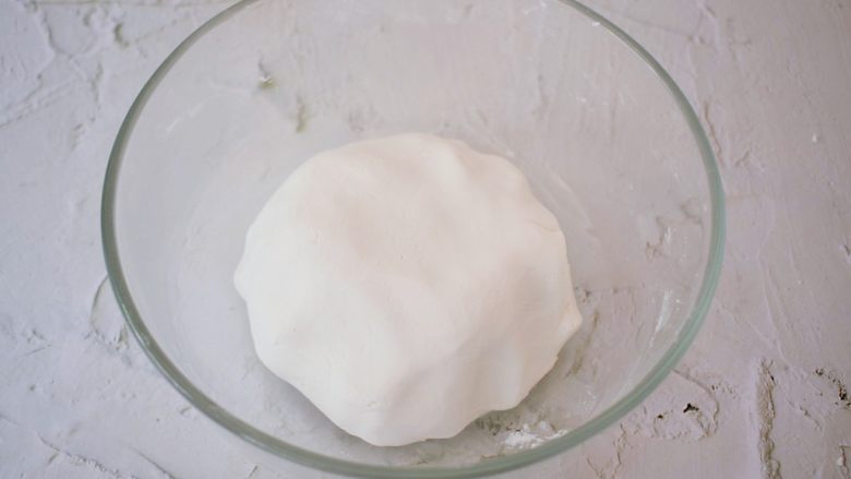 糯米豆沙饼,再用手揉成不粘手的软面团状态，放置一旁盖上保鲜膜备用