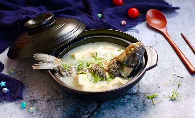 如何做出奶白色的鲫鱼豆腐汤？营养丰富，记得多喝
