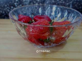 自制水果茶,草莓放在盐水里浸泡10分钟