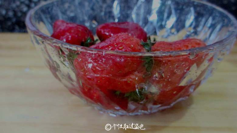 自制水果茶,草莓放在盐水里浸泡10分钟