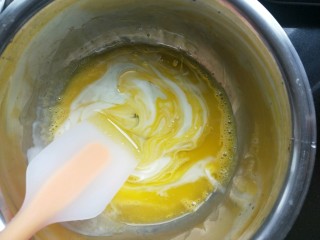 小熊纸杯蛋糕,蛋黄加入酸奶，植物油，白糖10克搅拌均匀