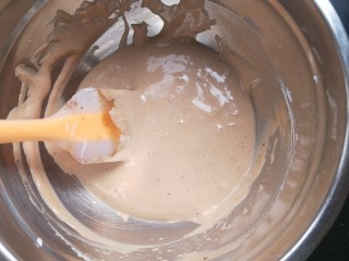 小熊纸杯蛋糕,蛋黄糊和蛋白混合翻拌均匀，为什么面糊是咖色的，我加了一点点可可粉。亲们可以不加，也可以多加点，做成可可色。