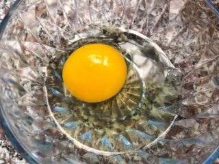 菠萝咕咾肉,碗中打入一个鸡蛋