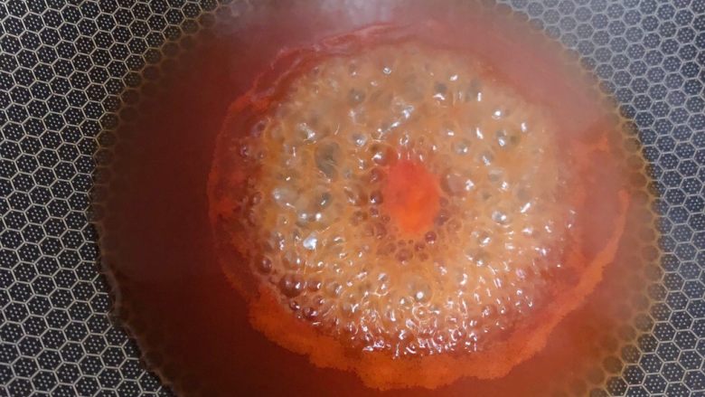 菠萝咕咾肉,加入一碗水烧开