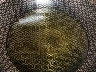 菠萝咕咾肉,干净无水的锅中倒入食用油烧热