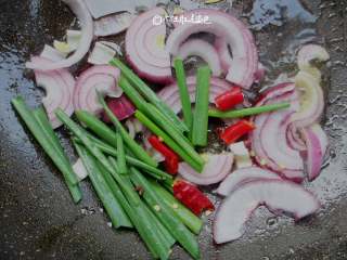 干锅花菜,锅烧热放油，油热后下洋葱、香葱、小米椒爆香。