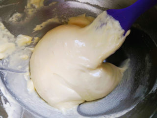 无油鸡蛋小饼干,用刮刀采用翻拌的手法将其搅拌均匀，没有干粉，且忌划圈，不然容易消泡，