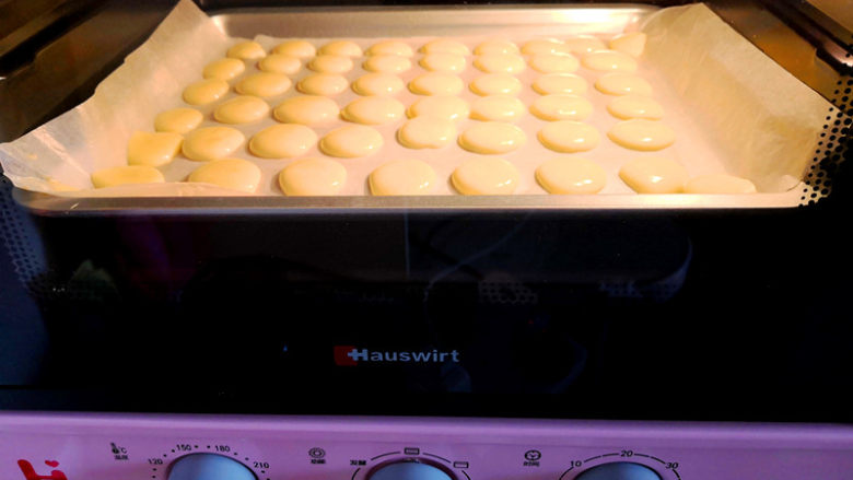 无油鸡蛋小饼干,烤箱预热，上下火，中层160度，烤15——18分钟，具体还要看自己的烤箱。