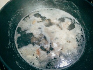 冬瓜排骨汤,煮到排骨里的血沫浮起，捞出，洗掉血抹