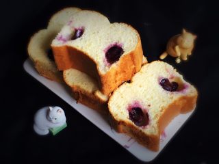 紫葡萄玉枕蛋糕,切开里面的葡萄融化于蛋糕中。