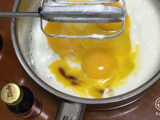 紫葡萄玉枕蛋糕,加入蛋黄和香草精，也用打蛋器低速搅拌均匀。