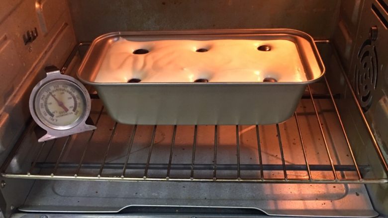 紫葡萄玉枕蛋糕,烤箱事先预热好，150度10分钟，吐司盒送入烤箱烤制40分钟。