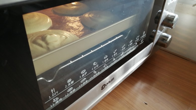 肉松元宝蛋糕,放入已经提前预热到上火170度，下火150度的东菱K40C烤箱中下层，烘烤17分钟左右