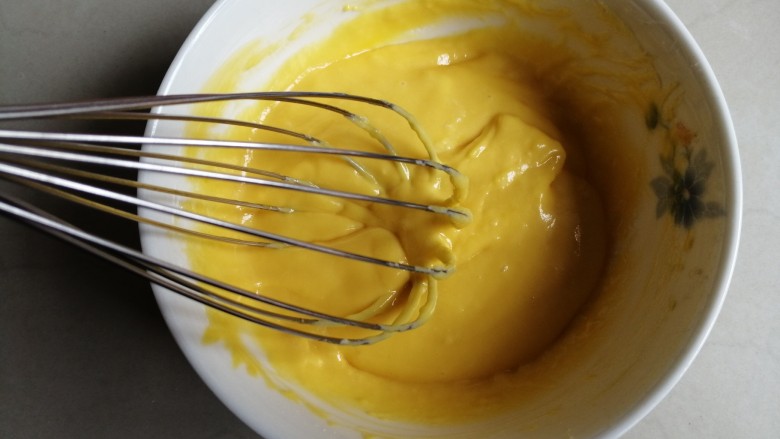 肉松元宝蛋糕,搅拌均匀，拌好的蛋黄糊可以顺着打蛋器流淌下来