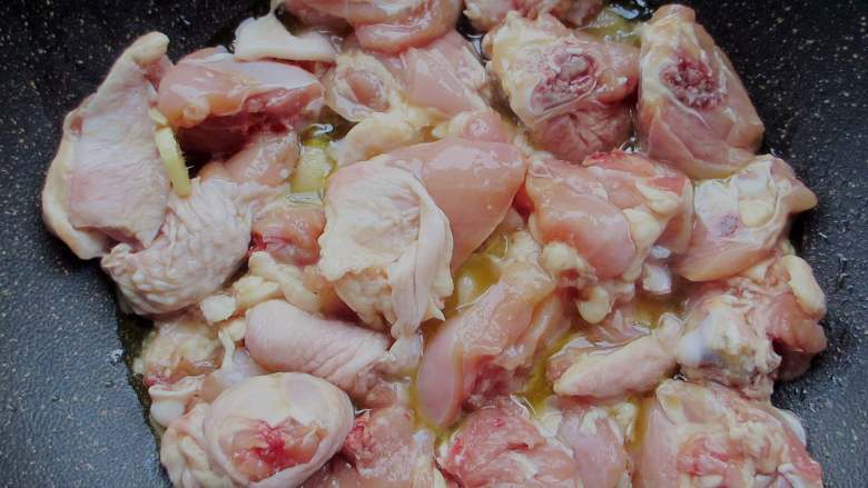 干锅鸡腿,锅内倒入油，油要比平常炒菜多一点。鸡肉腌好后用筷子挑出鸡肉放进去，因为放有料酒直接倒进油锅容易爆油，也不要把香料那些加进鸡肉那样容易炸胡