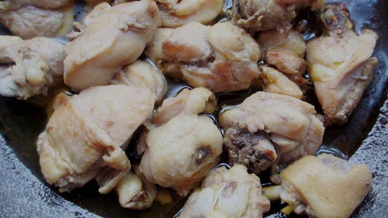 干锅鸡腿,把鸡肉表面煎熟就可以了。
