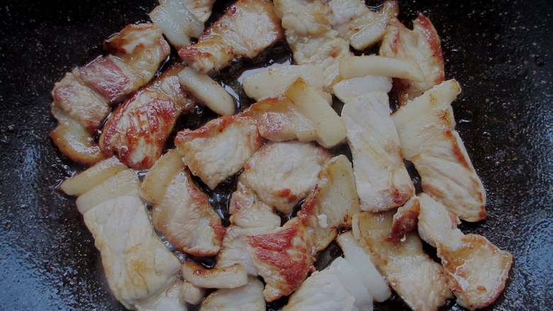 蒜苗肉片,锅烧热，放少许油滑锅，下入肉片煸炒出油（如果肉肥油出太多，舀一部分出来另做它用）。