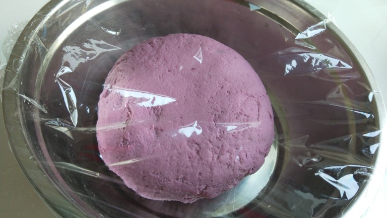 紫薯蜜豆蛋黄花卷,加入250克面粉合成面团封上保鲜膜发酵。