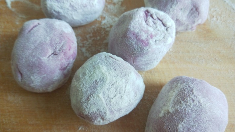 紫薯蜜豆蛋黄花卷,做成小剂子。