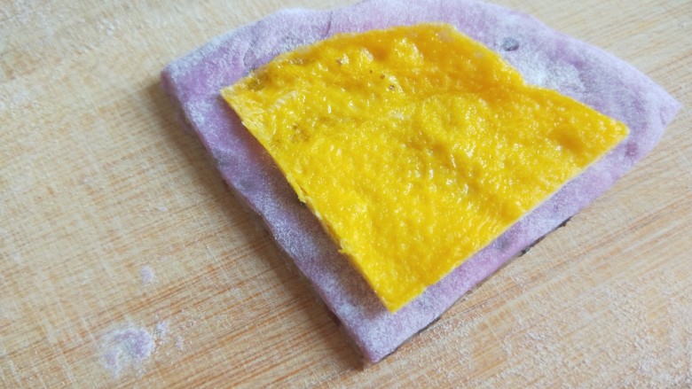 紫薯蜜豆蛋黄花卷,切好的蛋黄放在面皮。