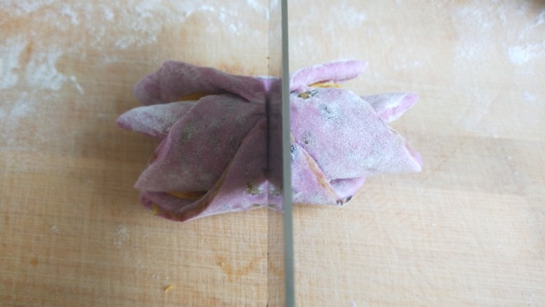 紫薯蜜豆蛋黄花卷,中间切开。
