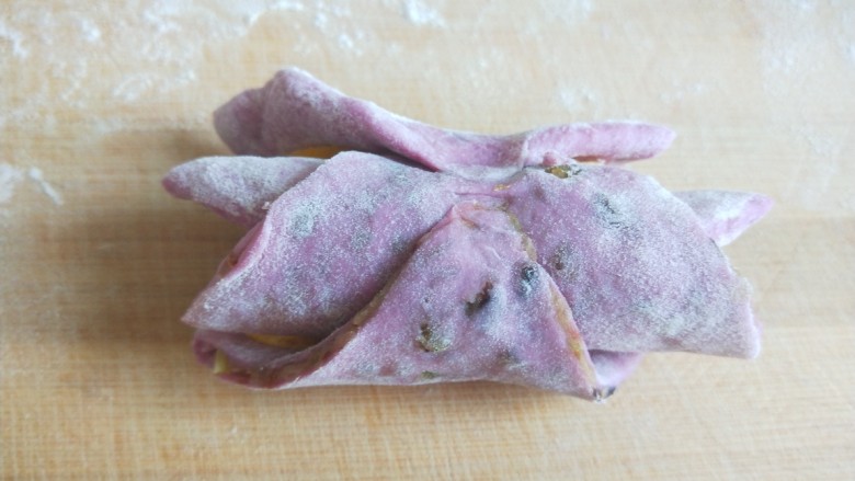 紫薯蜜豆蛋黄花卷,卷起来如图所示。