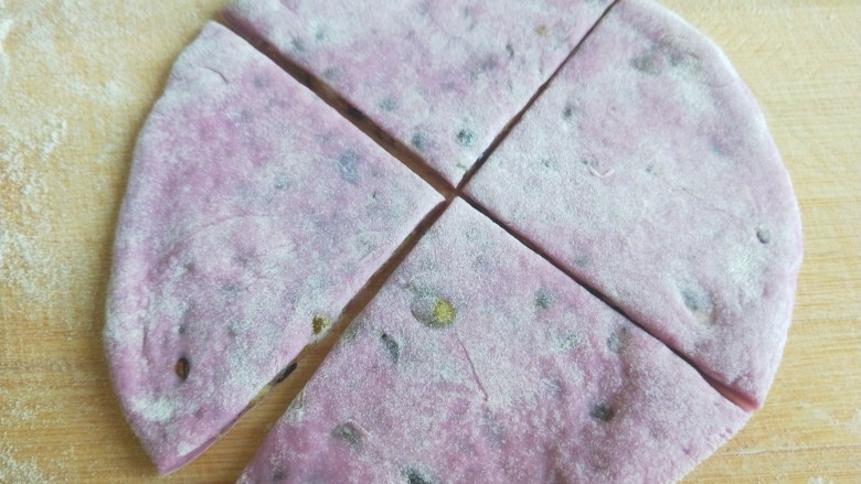 紫薯蜜豆蛋黄花卷,切成四块。