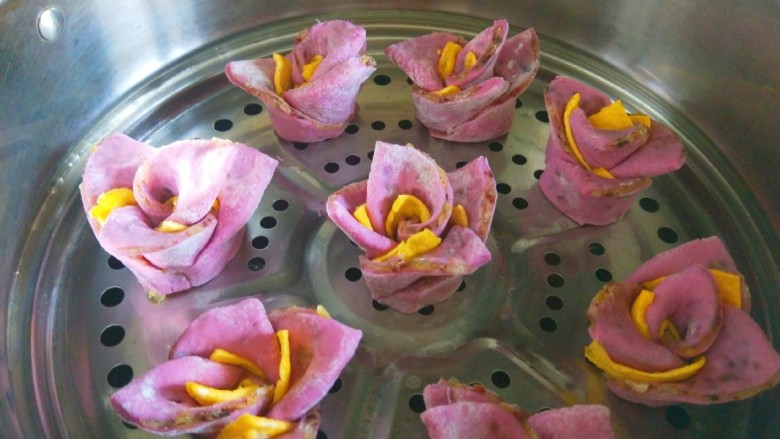 紫薯蜜豆蛋黄花卷,放入蒸锅。