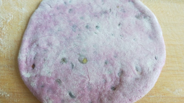 紫薯蜜豆蛋黄花卷,擀成小圆饼。