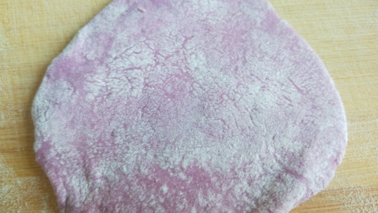 紫薯蜜豆蛋黄花卷,擀成面皮。