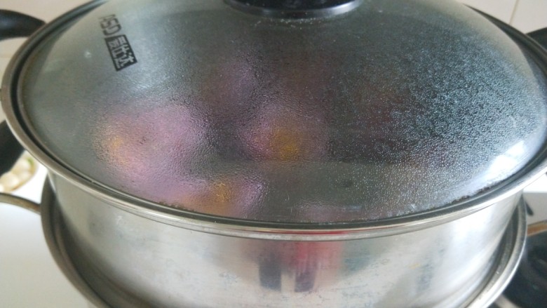 紫薯蜜豆蛋黄花卷,二次发酵15分钟后打开火蒸15分钟即可关火。
